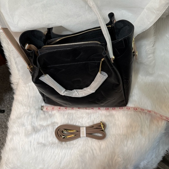Similar to Louis Vuitton Black Leather Tote - Picture 4 of 10